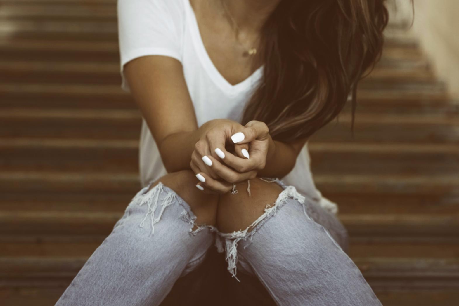 Detaillierte Nagelgestaltung mit elegantem French-Design