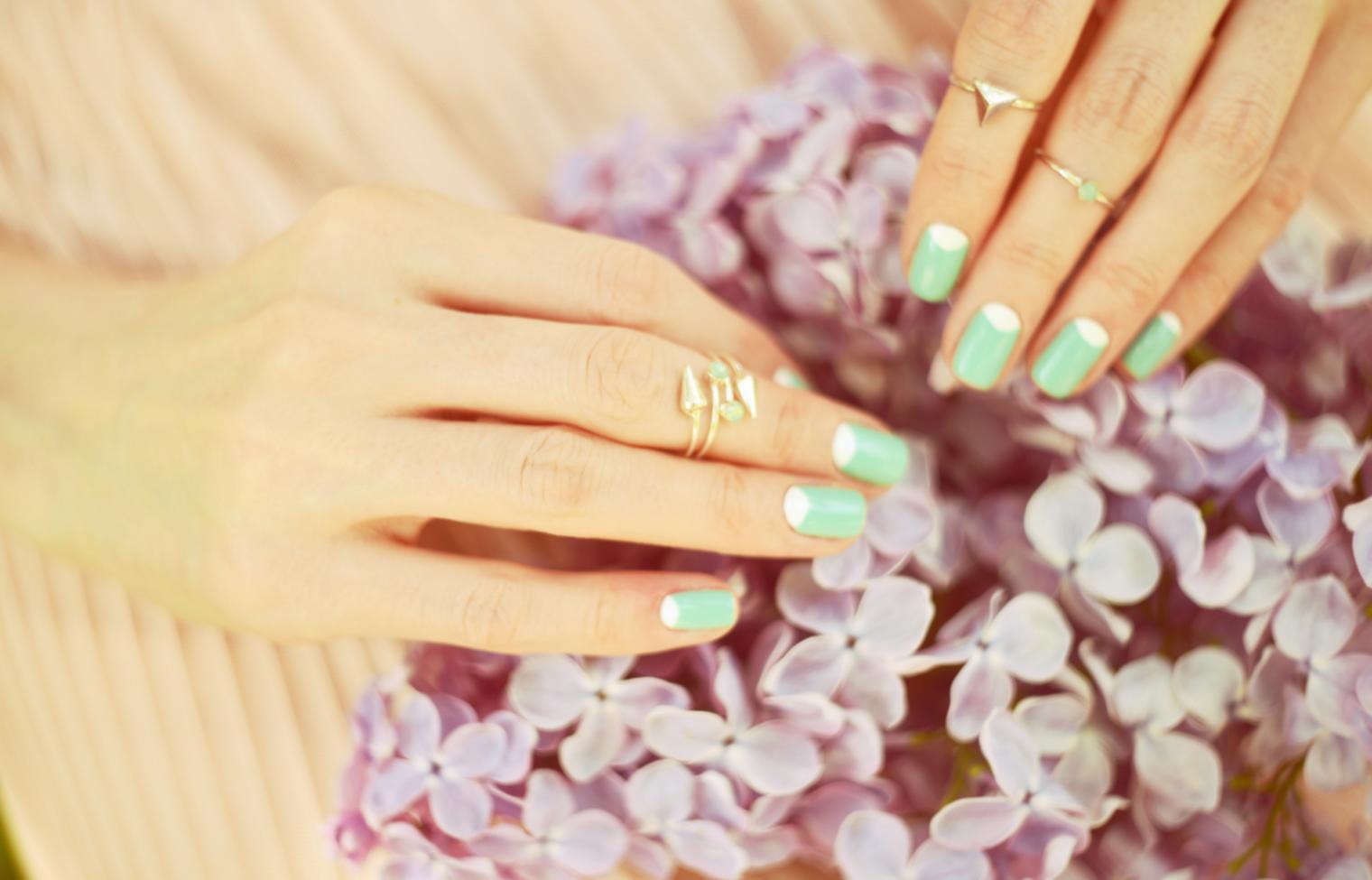 Professionelle Maniküre-Behandlung in unserem Studio mit sorgfältiger Nagelpflege